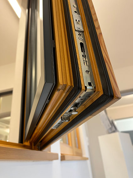 Queransicht eines Holz/ Aluminiumfensters mit Beschlag